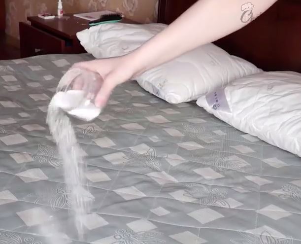 cleaning mattress with baking soda